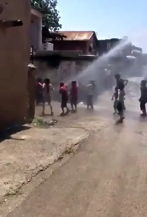 Son dakika haber | Çocuklar arazözün tazyikli suyuyla serinledi Son dakika haber | Çocuklar arazözün tazyikli suyuyla serinledi
