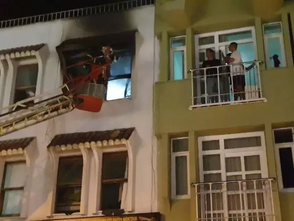 Son dakika gündem: DAİREDEKİ YANGIN VATANDAŞ VE İTFAİYE MÜDAHALESİYLE SÖNDÜRÜLDÜ