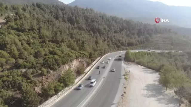 Denizli-Antalya yolunda bayram yoğunluğu Denizli-Antalya yolunda bayram yoğunluğu