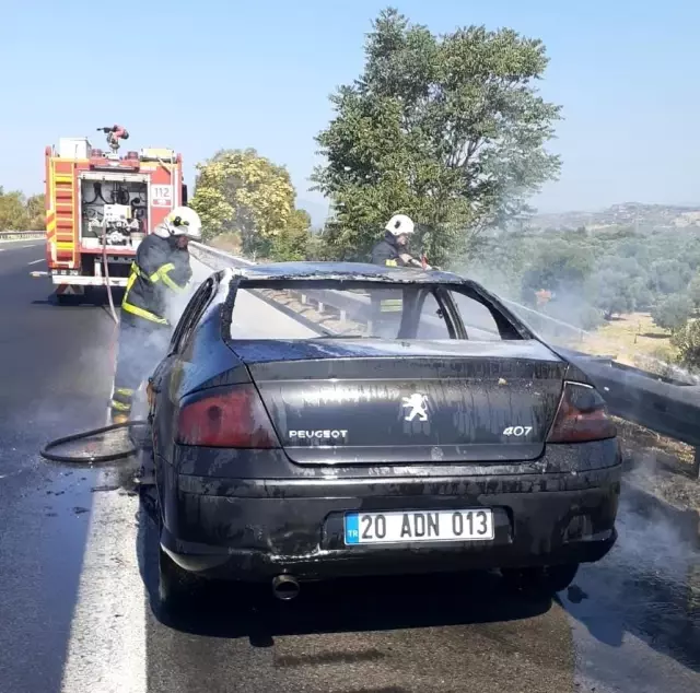Denizli'den yola çıkan araç seyir halindeyken çıkan yangında küle döndü