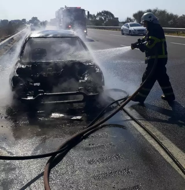 Denizli'den yola çıkan araç seyir halindeyken çıkan yangında küle döndü