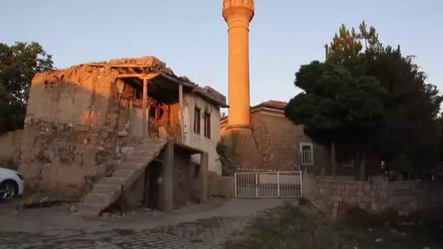 Depremde hasar gören cami ibadete kapatıldı