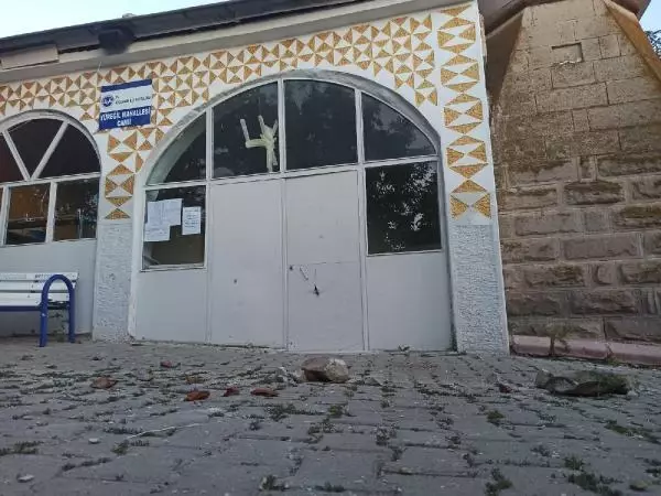 Depremde hasar gören cami ibadete kapatıldı Depremde hasar gören cami ibadete kapatıldı