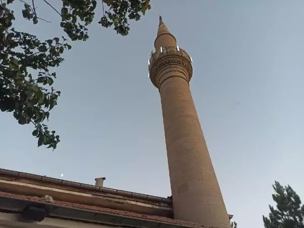 Depremde hasar gören cami ibadete kapatıldı