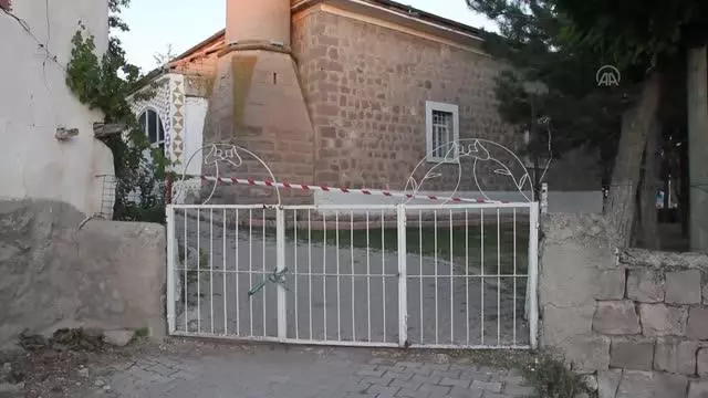 Depremde hasar gören cami ibadete kapatıldı