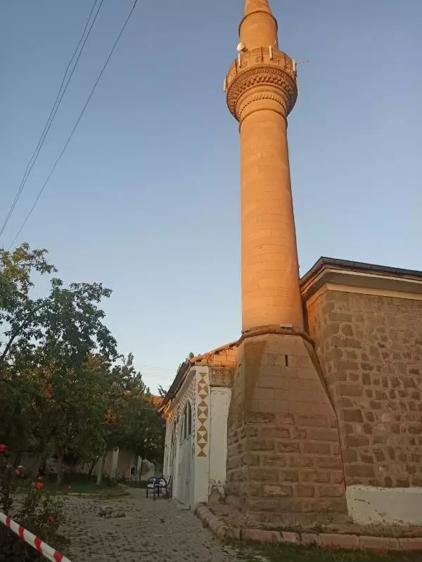 Depremde hasar gören cami ibadete kapatıldı