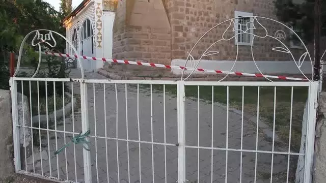 Depremde hasar gören cami ibadete kapatıldı