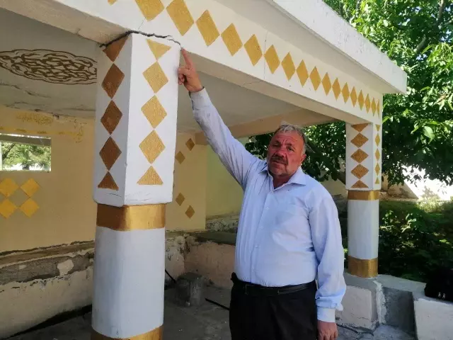Depremi yaşayan mahallede hasar gören cami ibadete kapatıldı Depremi yaşayan mahallede hasar gören cami ibadete kapatıldı