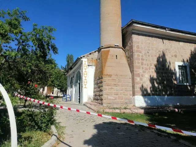 Depremi yaşayan mahallede hasar gören cami ibadete kapatıldı