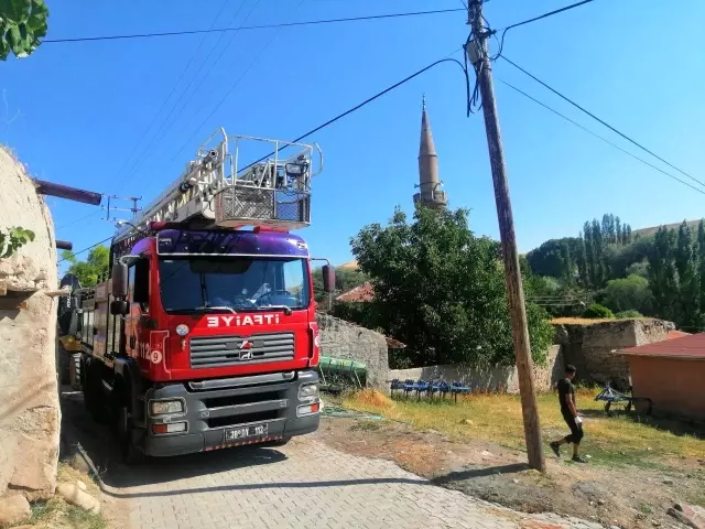 Depremi yaşayan mahallede hasar gören cami ibadete kapatıldı