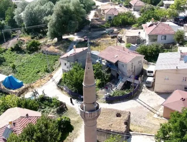 Depremi yaşayan mahallede hasar gören cami ibadete kapatıldı