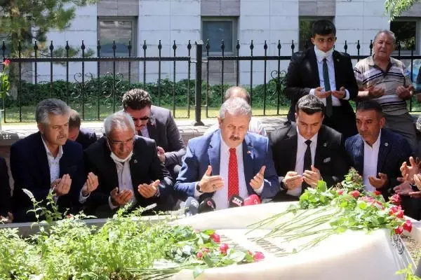 Destici'den Yazıcıoğlu'nun kabrine ziyaret Destici'den Yazıcıoğlu'nun kabrine ziyaret