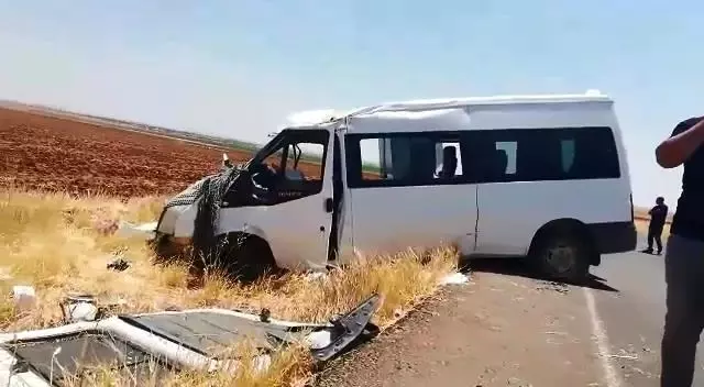 Diyarbakır'da minibüs ile cip çarpıştı: 5 yaralı Diyarbakır'da minibüs ile cip çarpıştı: 5 yaralı