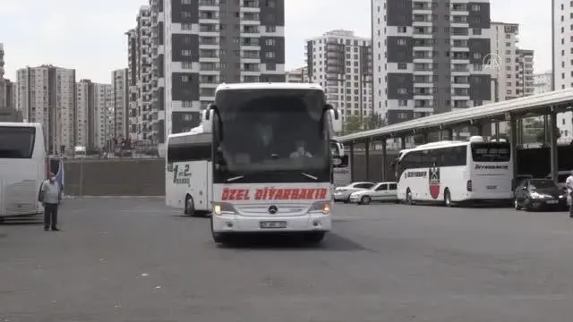 DİYARBAKIR - Güneydoğu'daki otogarlarda Kurban Bayramı hareketliliği yaşanıyor DİYARBAKIR - Güneydoğu'daki otogarlarda Kurban Bayramı hareketliliği yaşanıyor
