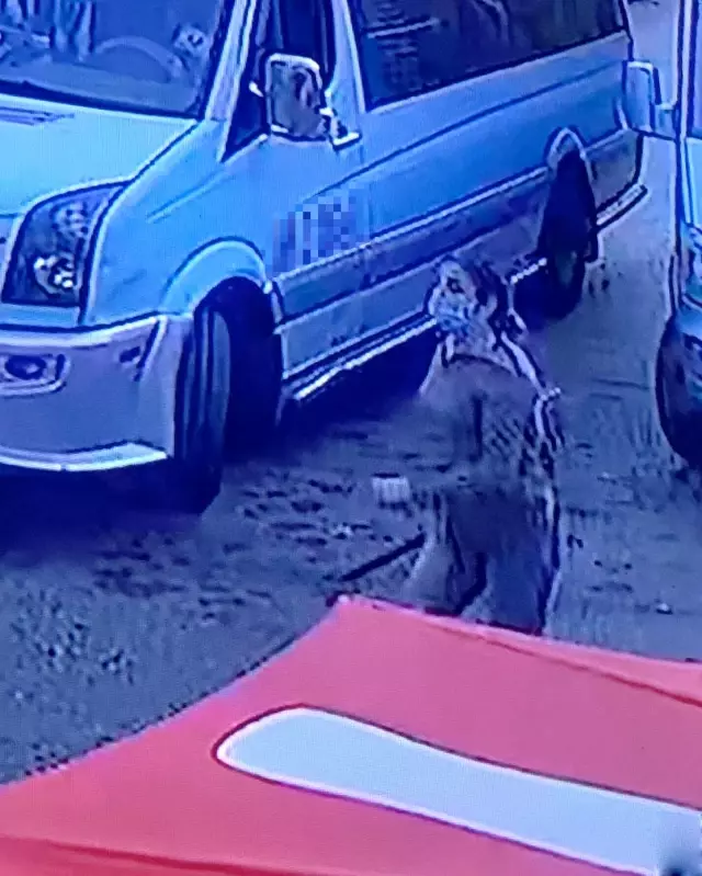 Dolmuş şoförü kural tanımaz yolcudan canını zor kurtardı: O anlar kamerada