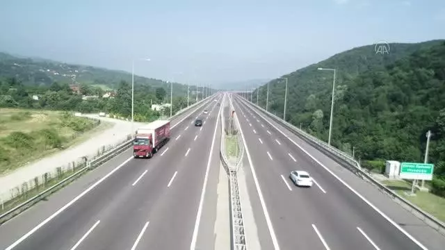 (DRONE) Anadolu Otoyolu'nda trafik yoğunluğu azaldı (DRONE) Anadolu Otoyolu'nda trafik yoğunluğu azaldı