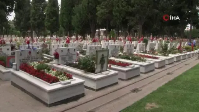 Edirnekapı Şehitliği'nde Kurban Bayramı arifesinde hüzün vardı Edirnekapı Şehitliği'nde Kurban Bayramı arifesinde hüzün vardı