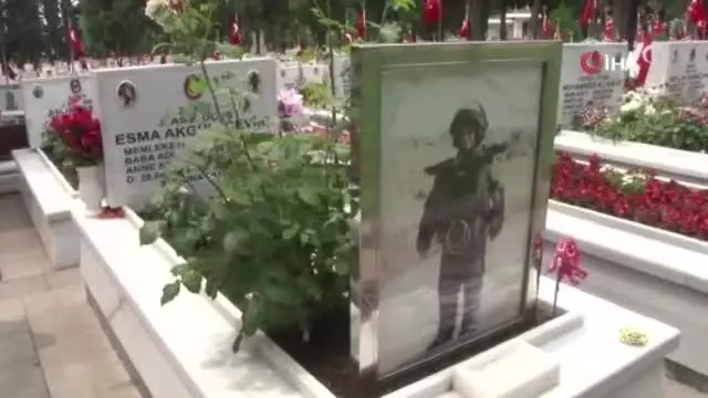 Edirnekapı Şehitliği'nde Kurban Bayramı arifesinde hüzün vardı