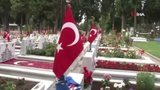 Edirnekapı Şehitliği'nde Kurban Bayramı arifesinde hüzün vardı