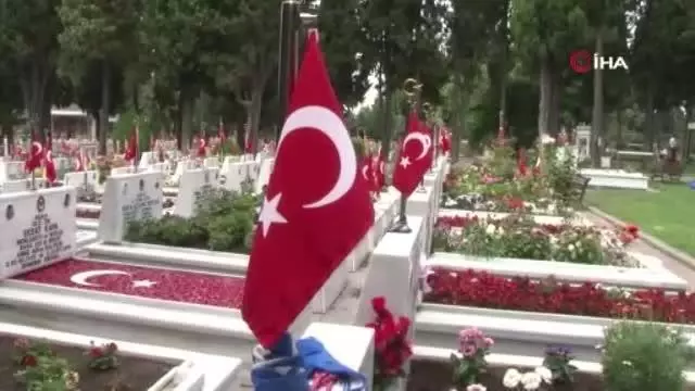 Edirnekapı Şehitliği'nde Kurban Bayramı arifesinde hüzün vardı