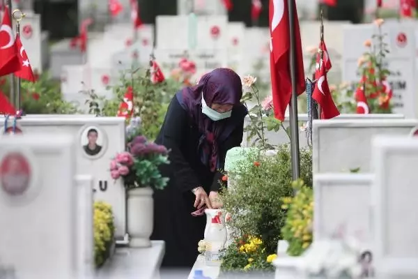 Son dakika haber... EDİRNEKAPI ŞEHİTLİĞİ'NE AKIN ETTİLER