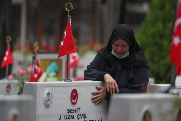 Son dakika haber... EDİRNEKAPI ŞEHİTLİĞİ'NE AKIN ETTİLER
