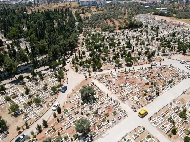 Efeler'den mezarlık ziyaretlerinde ulaşım hizmeti