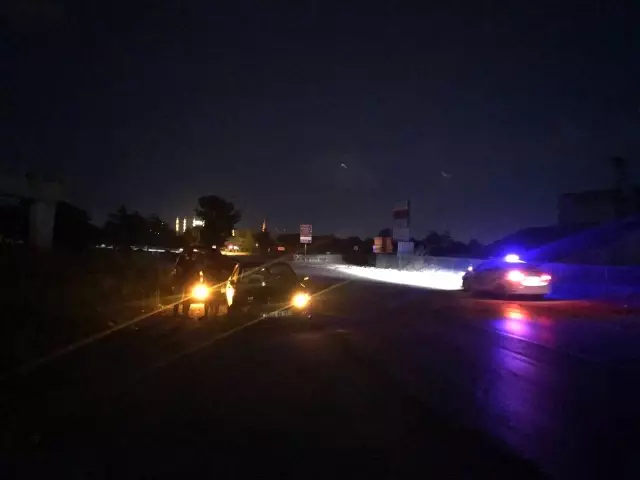 Ehliyetsiz sürücü ters dönen otomobilden burnu kanamadan çıktı