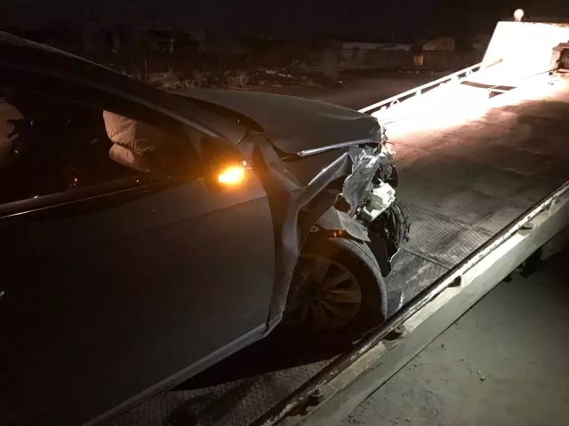 Ehliyetsiz sürücü ters dönen otomobilden burnu kanamadan çıktı