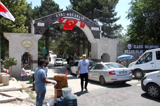 Arefe günü mezarlıklarda ziyaretçi yoğunluğu