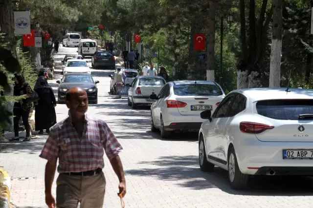 Arefe günü mezarlıklarda ziyaretçi yoğunluğu