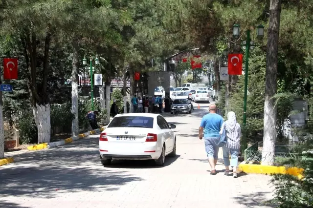 Arefe günü mezarlıklarda ziyaretçi yoğunluğu