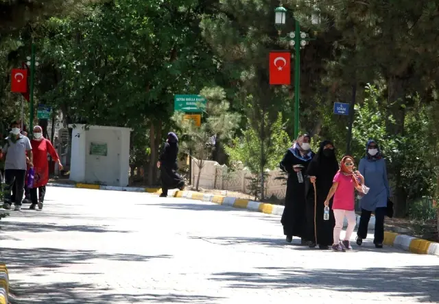 Arefe günü mezarlıklarda ziyaretçi yoğunluğu