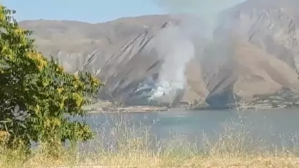 Son dakika! ELAZIĞ'DA ORMAN YANGINI BÜYÜMEDEN KONTROL ALTINA ALINDI Son dakika! ELAZIĞ'DA ORMAN YANGINI BÜYÜMEDEN KONTROL ALTINA ALINDI