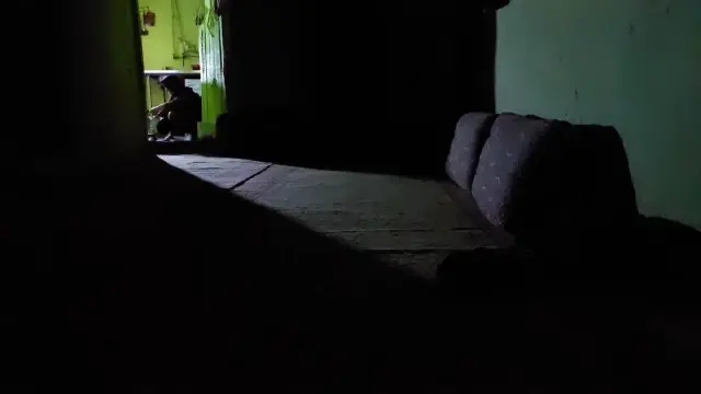 Elektriklerin 4 saat kesildiği köyde seyyar lambanın ışığında yemek yiyorlar Elektriklerin 4 saat kesildiği köyde seyyar lambanın ışığında yemek yiyorlar