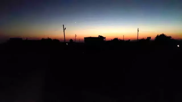 Elektriklerin 4 saat kesildiği köyde seyyar lambanın ışığında yemek yiyorlar