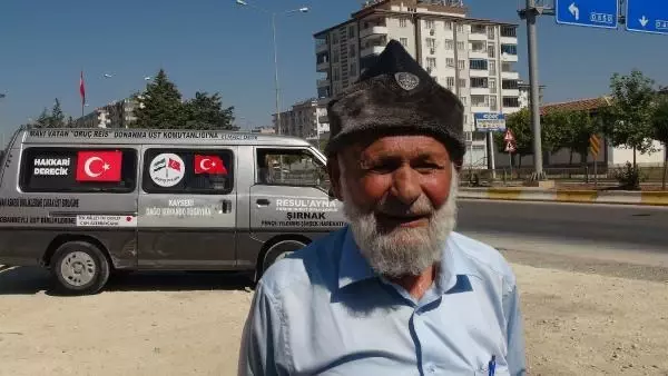 'ELMACI DEDE'DEN SURİYELİ ÇOCUKLARA BAYRAM ŞEKERİ
