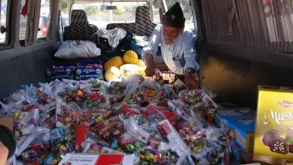 'ELMACI DEDE'DEN SURİYELİ ÇOCUKLARA BAYRAM ŞEKERİ