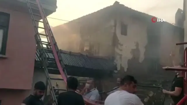 Emet'te ahşap ev yangını korkuttu