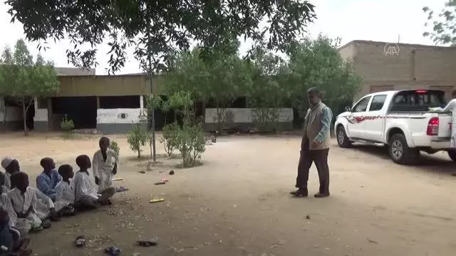 ENCEMİİNE - Help Yetim İnsani Yardım Organizasyonu Afrika'daki yetimlere bayramlık giysi hediye etti