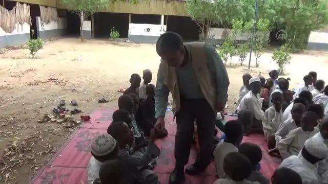 ENCEMİİNE - Help Yetim İnsani Yardım Organizasyonu Afrika'daki yetimlere bayramlık giysi hediye etti
