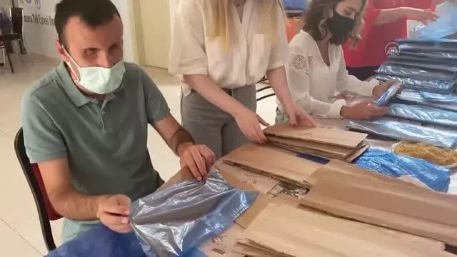 Engelliler galoş üreterek hem gelir elde ediyor hem de öz güven kazanıyor Engelliler galoş üreterek hem gelir elde ediyor hem de öz güven kazanıyor