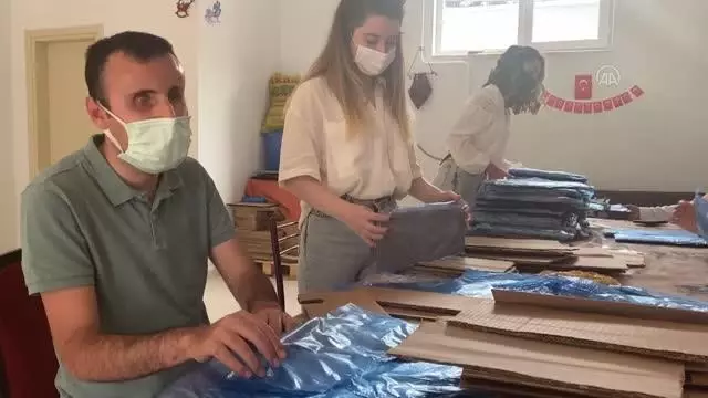 Engelliler galoş üreterek hem gelir elde ediyor hem de öz güven kazanıyor