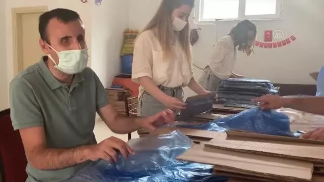 Engelliler galoş üreterek hem gelir elde ediyor hem de öz güven kazanıyor
