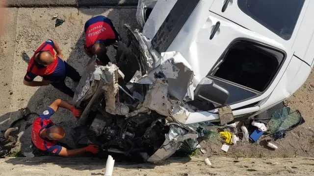 Minibüs ile otomobil çarpıştı: 4 yaralı