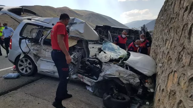 Minibüs ile otomobil çarpıştı: 4 yaralı