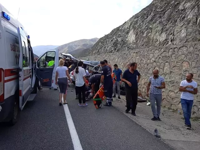 Minibüs ile otomobil çarpıştı: 4 yaralı Minibüs ile otomobil çarpıştı: 4 yaralı