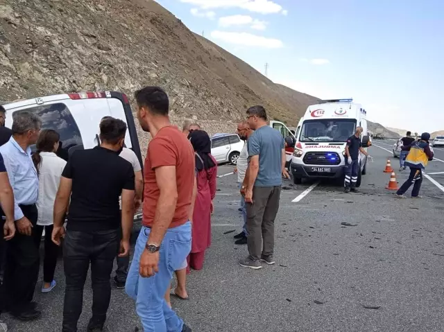 Minibüs ile otomobil çarpıştı: 4 yaralı