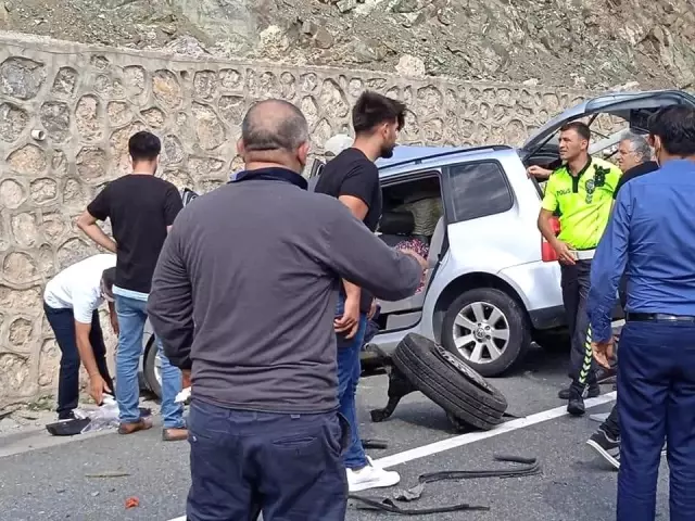 Minibüs ile otomobil çarpıştı: 4 yaralı