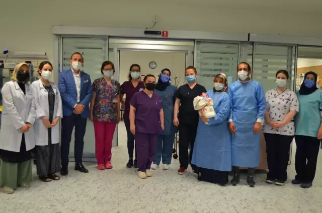 Mide kanaması geçiren bebek, tedavisinin ardından sağlığına kavuştu